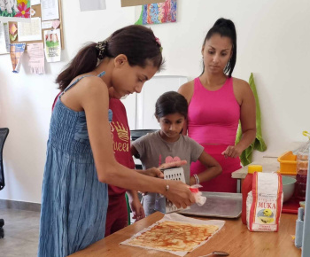 ROZVOJOVÝ TÍM V AKCII / Varíme, pečieme s mládežou - Pizza slimáky - foto